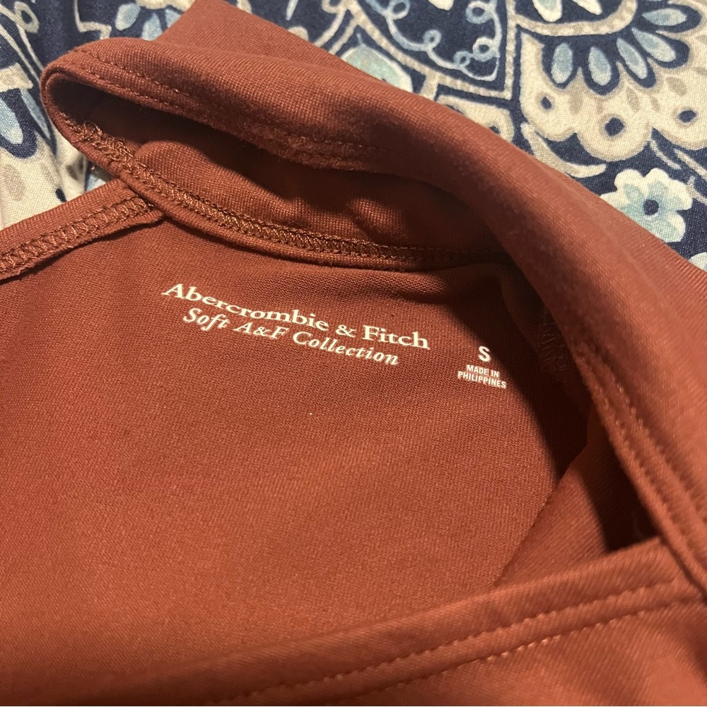 EUC Abercrombie & Fitch Long-Sleeve Seamless Fabric Asymmetrical Cutout Top -S - Picture 7 of 7